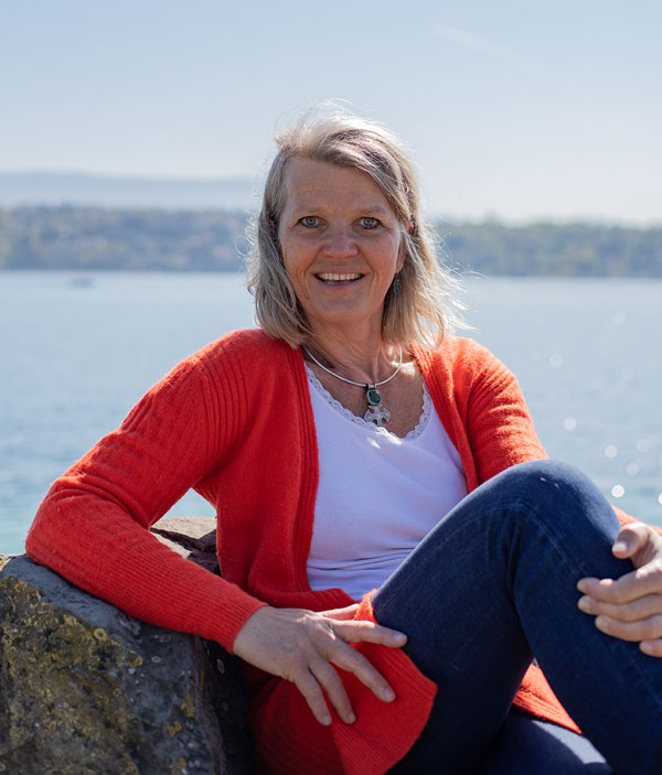 Kirsten looking relaxed in front of Lake Geneva